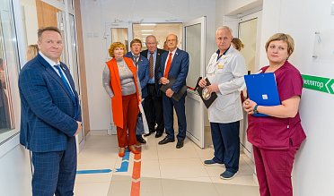 Депутаты посетили обновленный корпус областной больницы